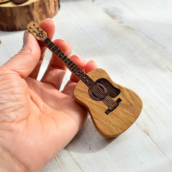 🔥2026 Special 49% OFF🔥-🎁Mini Cute Edition Wooden Guitar Plectrum Case🎸